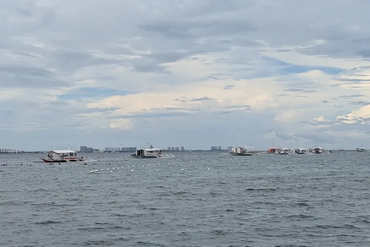 Mactan沖を進むOutrigger Boat