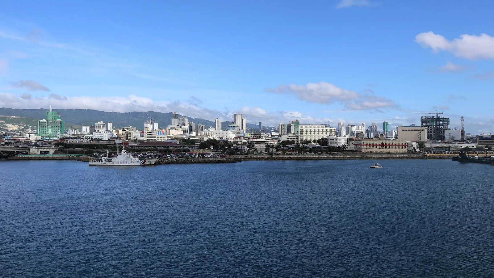 海から見たセブ港と市街地