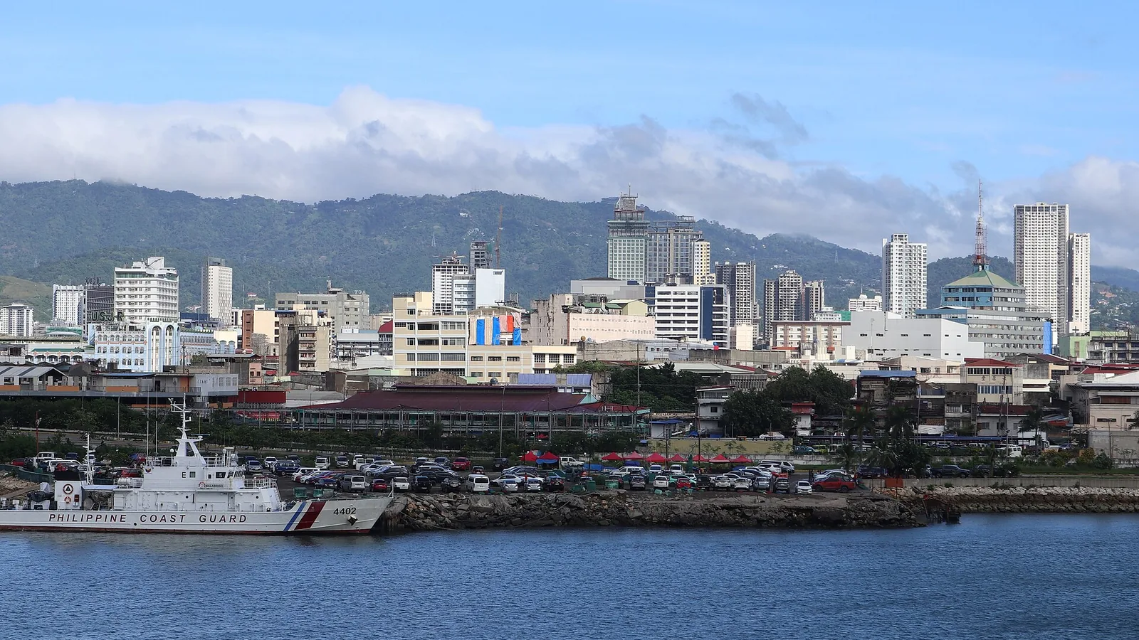 セブ港に停泊するPhilippine Coast Guardの船