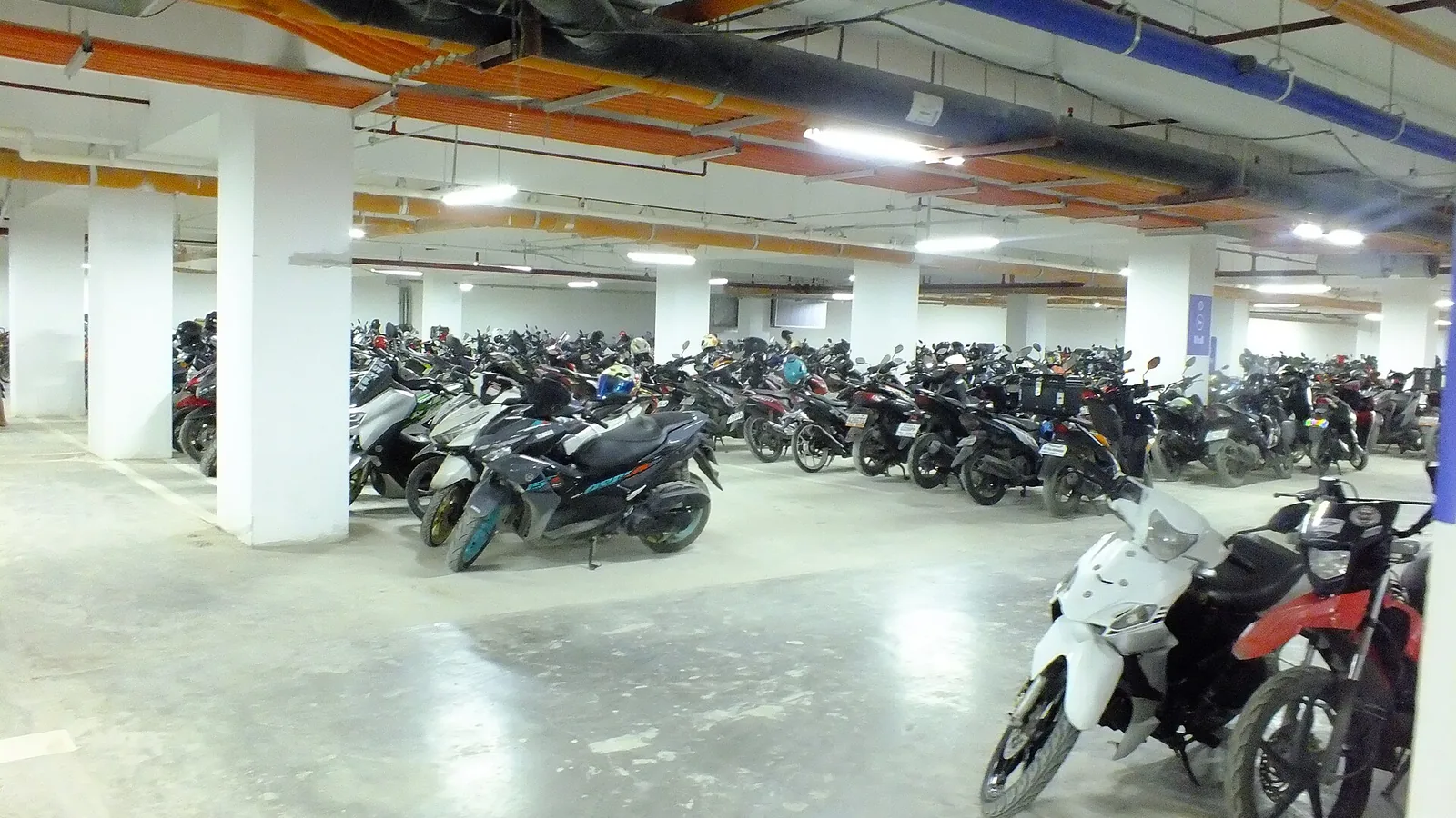 SM J Mallの地下のバイク駐車場