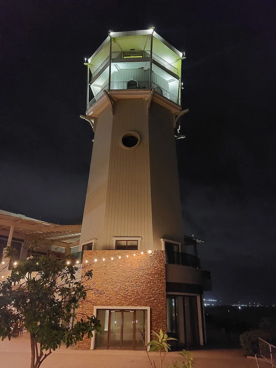 夜のIL Corsoの灯台