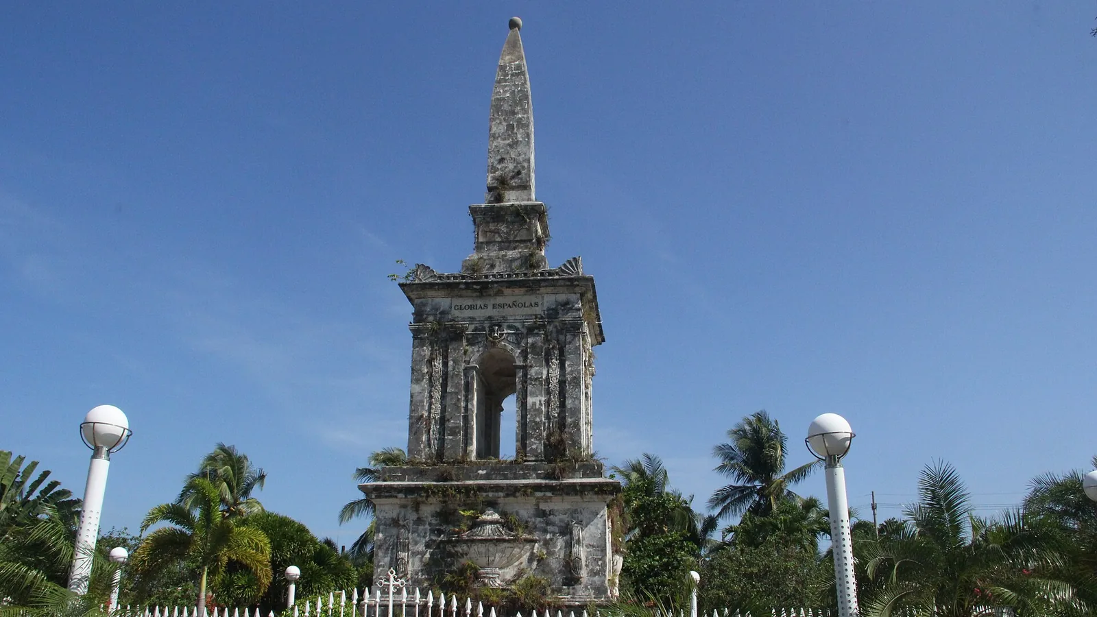 Mactan Shrineの記念塔（マゼラン記念碑）