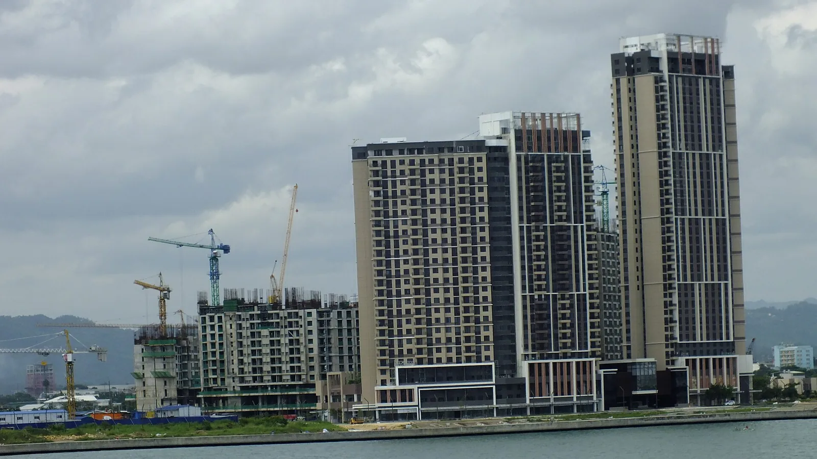 Mandani Bay Suitesで暮らす｜セブ・マンダウエの住宅2棟・共用設備・商業機能