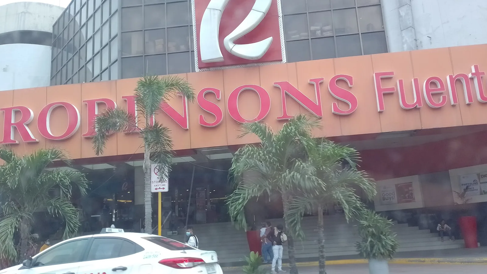 Robinsons Fuenteの入口