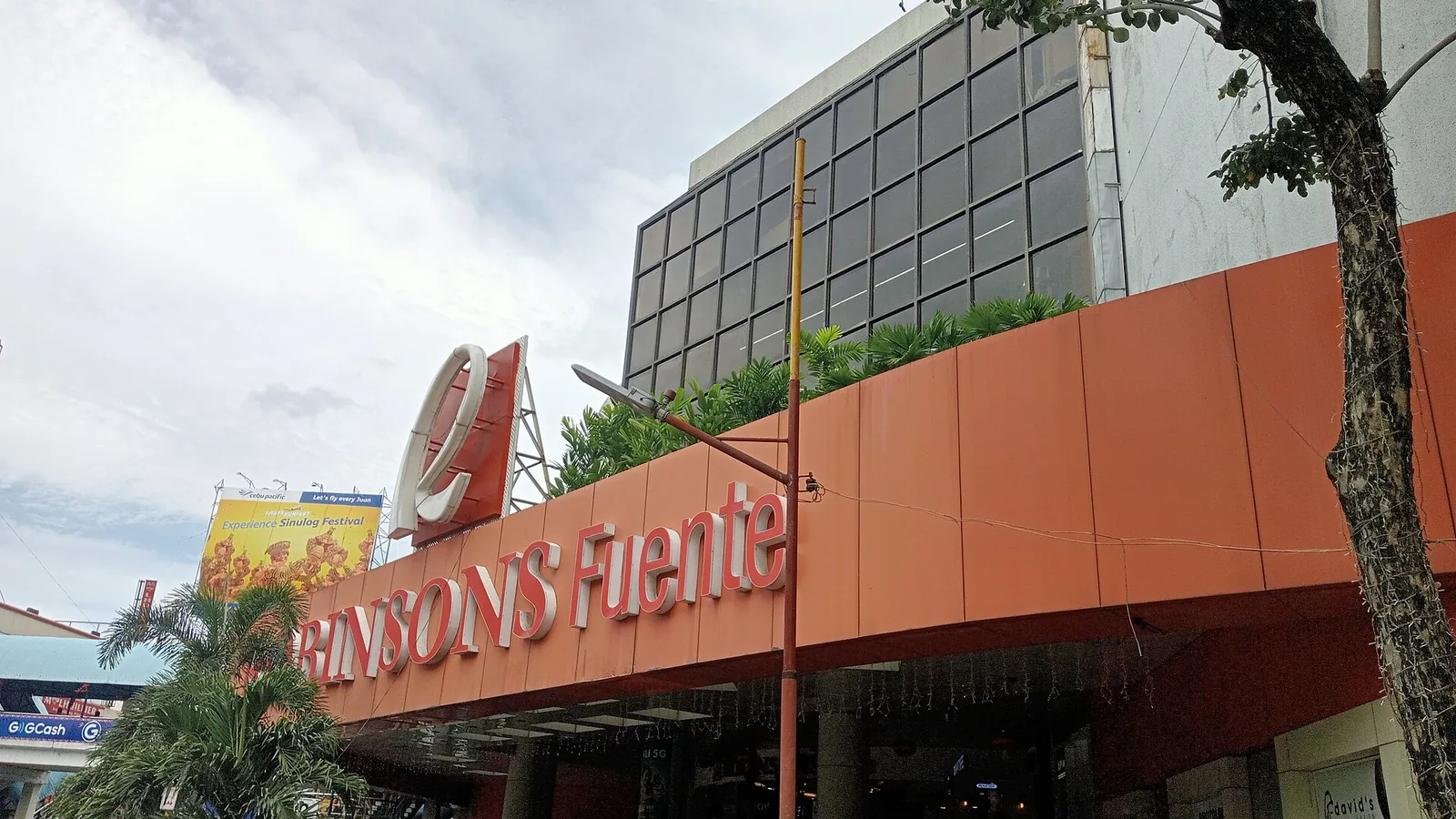 Robinsons Fuenteの外観