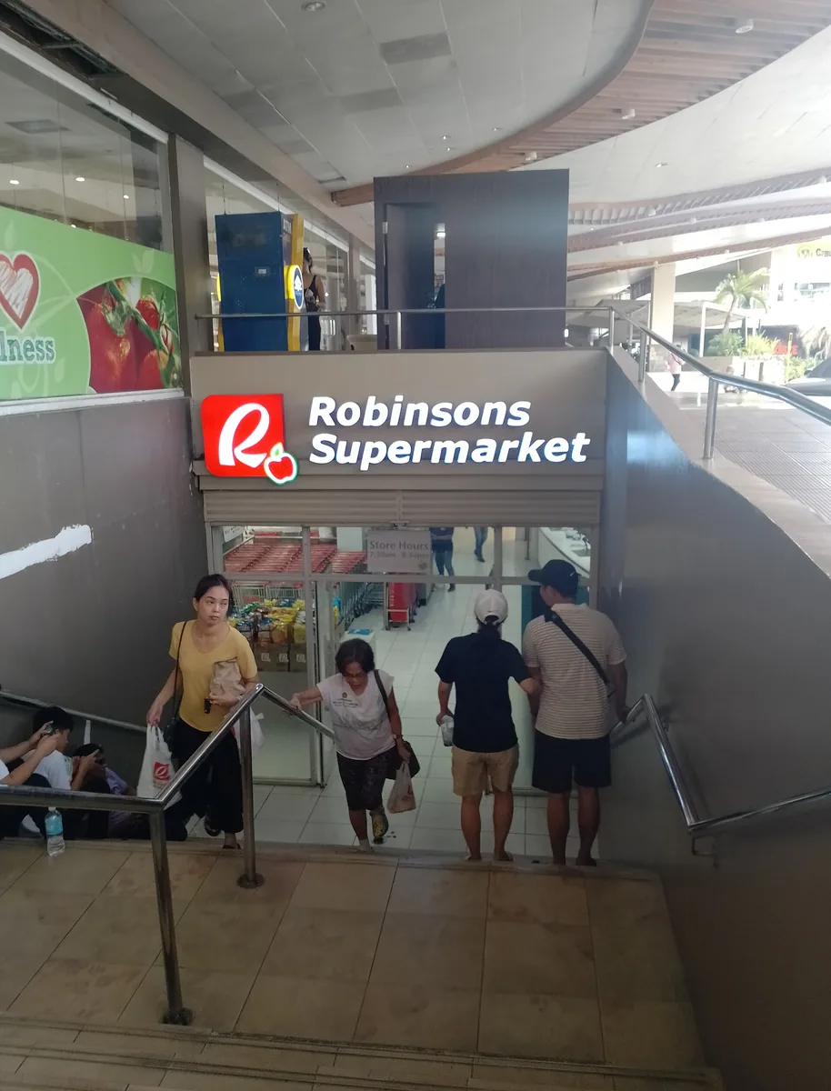 Banilad Town CentreのRobinsons Supermarket