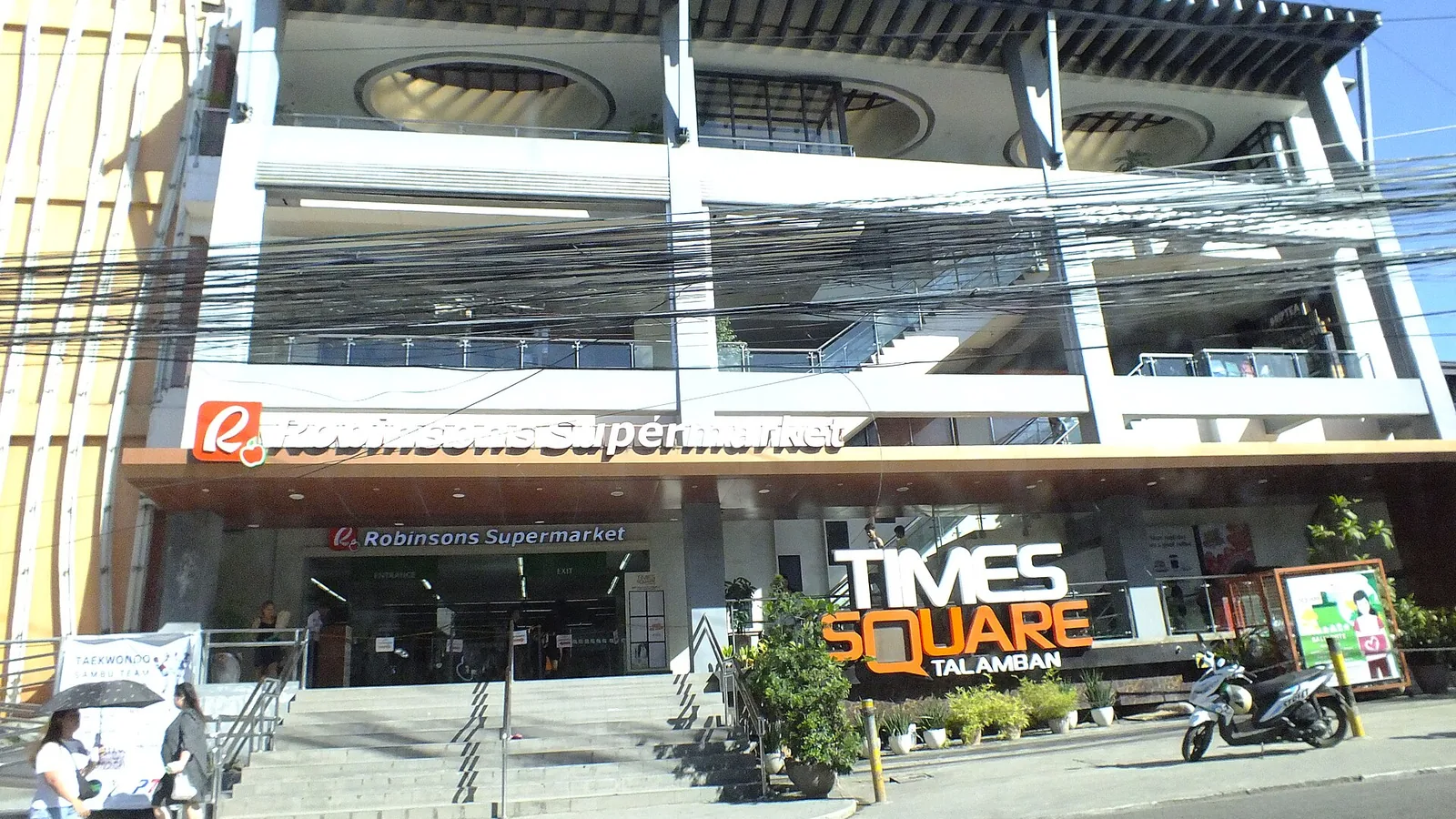Robinsons SupermarketとTIMES SQUARE TALAMBANの看板がある建物の入口
