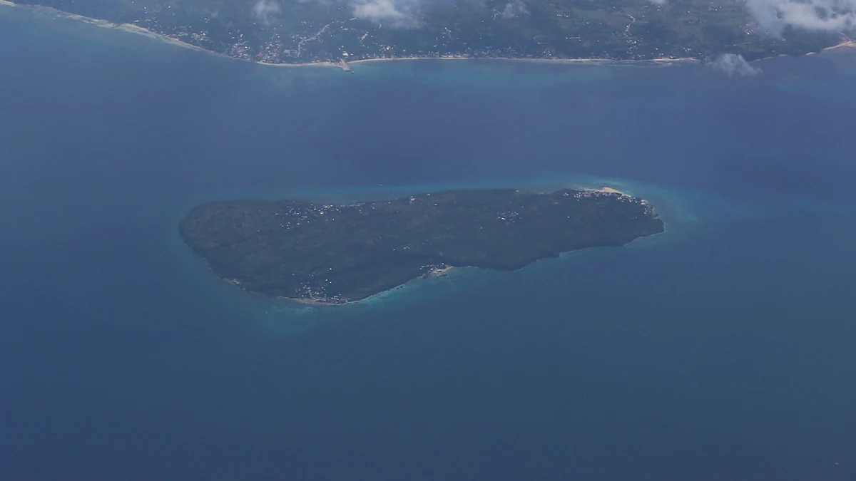 ヒビトゥンギル島と対岸のセブ本島