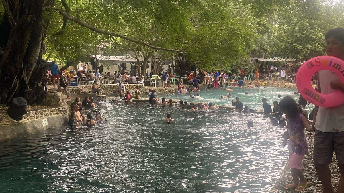 タボゴンの天然湧水プール
