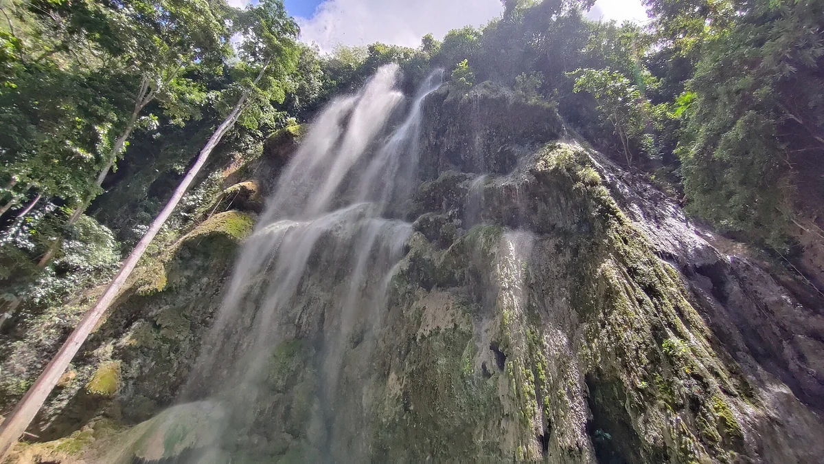 オスロブ山側のトゥマログの滝