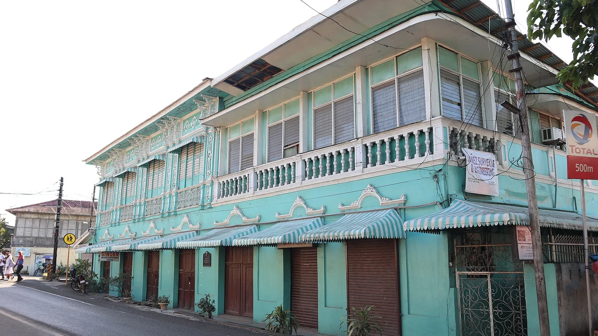 歴史的住宅メルカド邸の外観