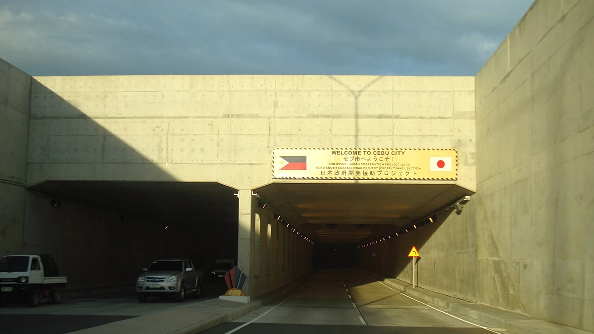 サウスロード地区のトンネル入口