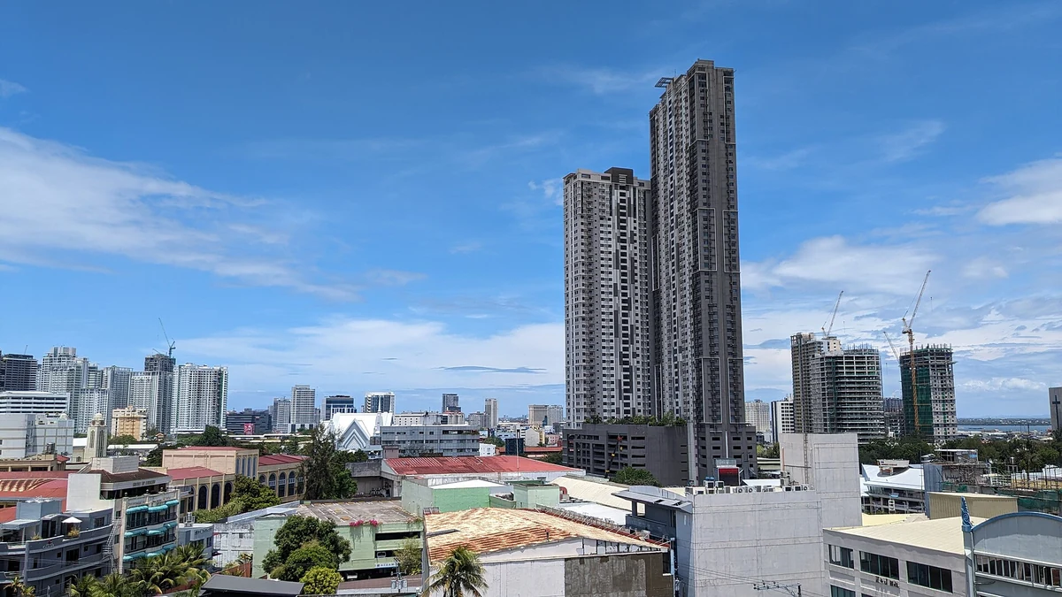 フエンテ周辺にそびえる高層住宅
