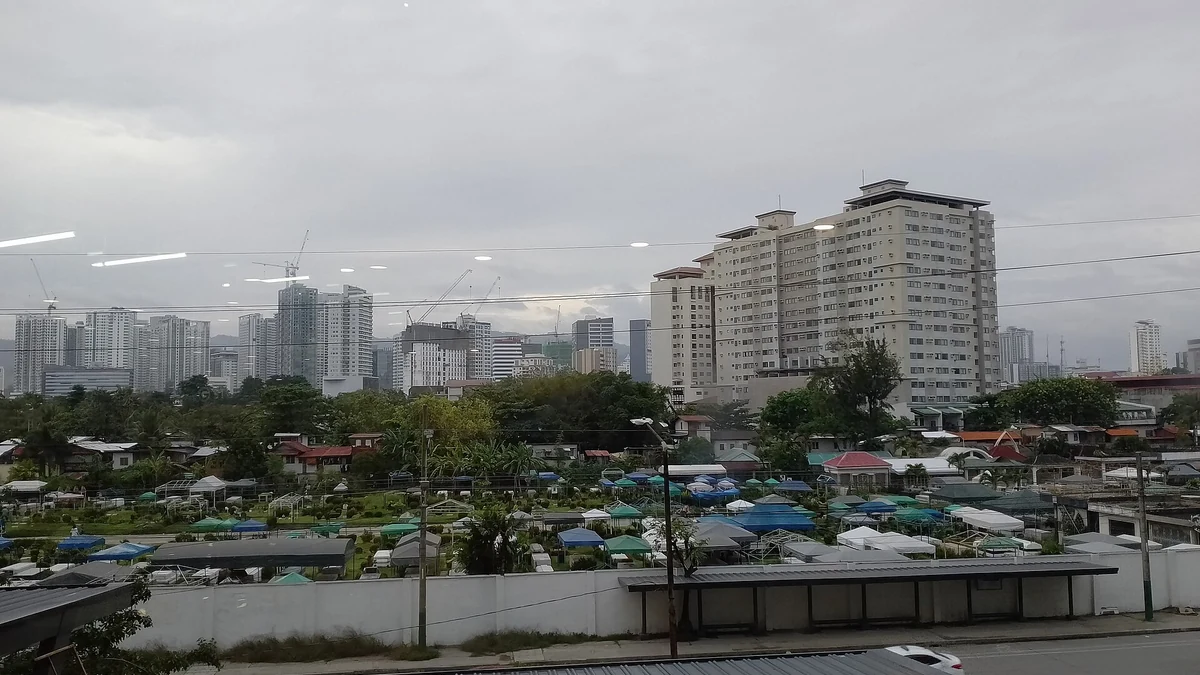 郊外に建つ高層住宅