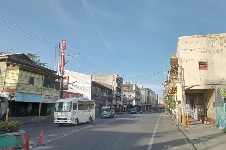 昼のコロン通りと沿道の商店