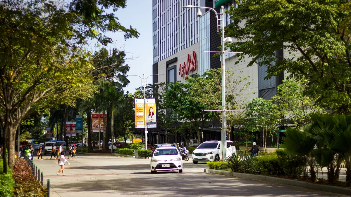 ITパークの歩道と沿道の店