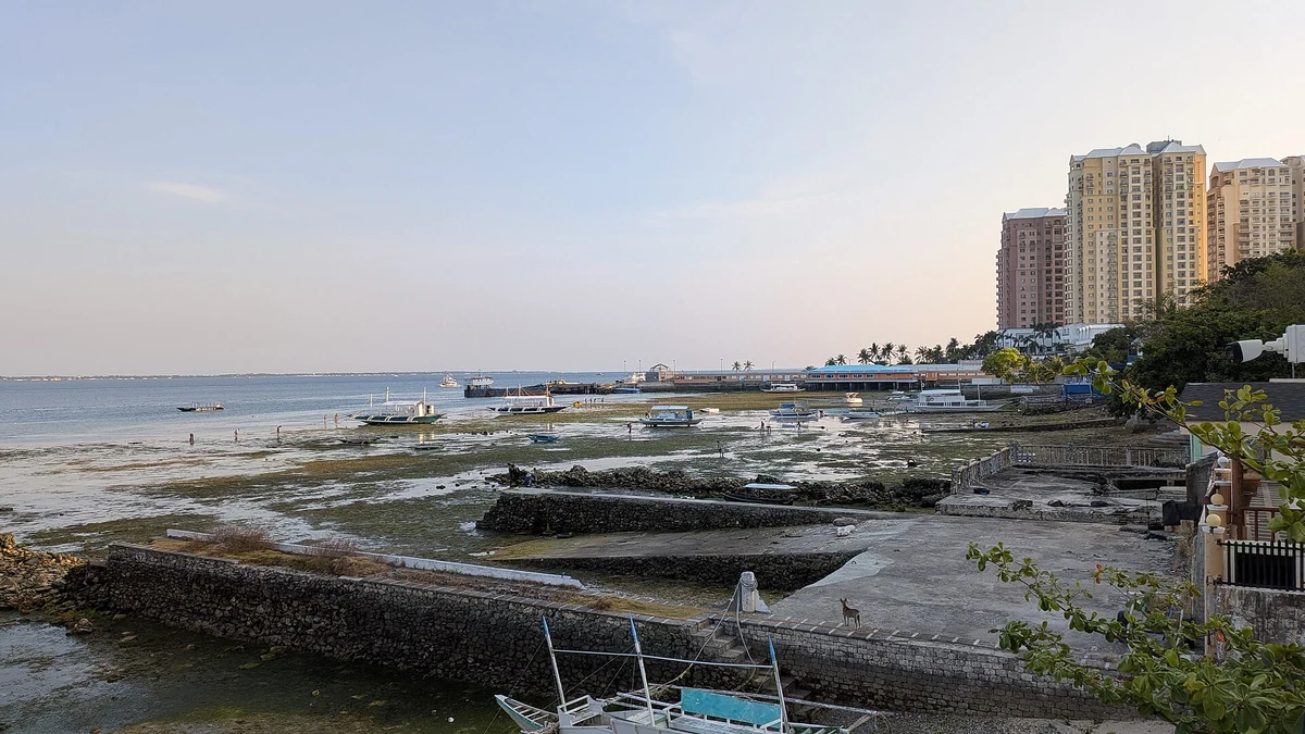プンタエンガニョの海岸と対岸の建物