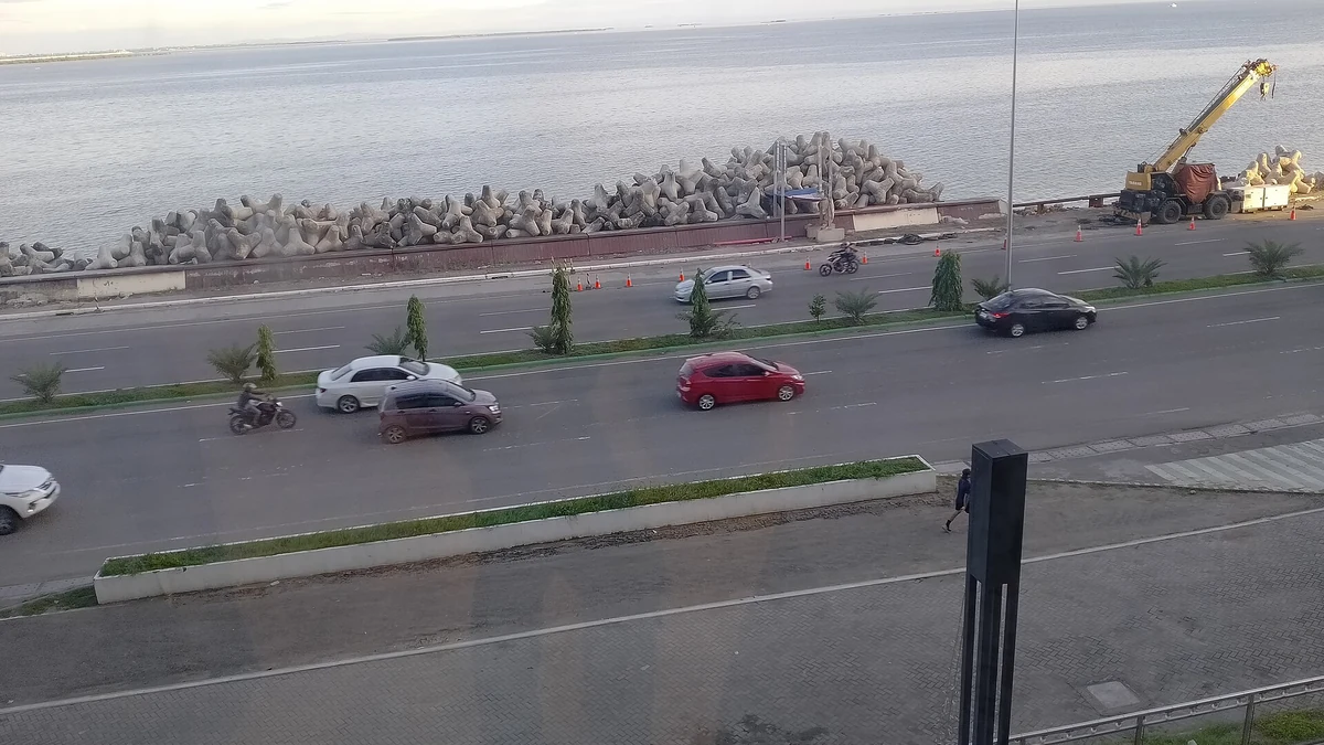 南海岸道路を走る車