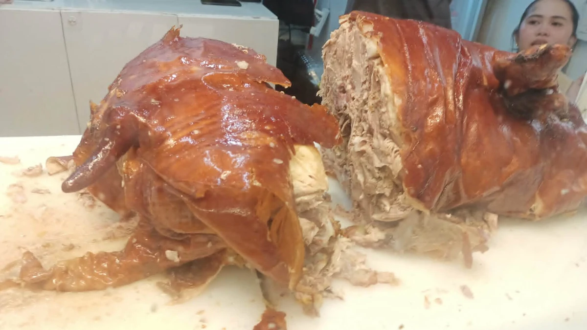 Cebu Cityで提供されるLechon