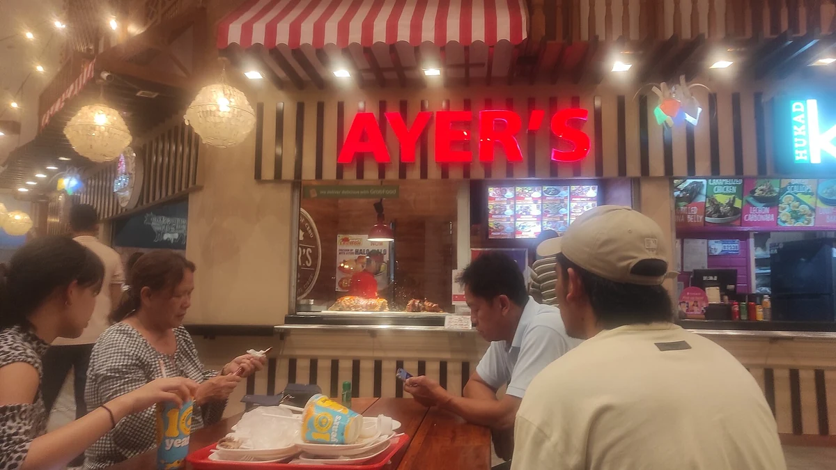 フードコートの屋台で食事をする人たち