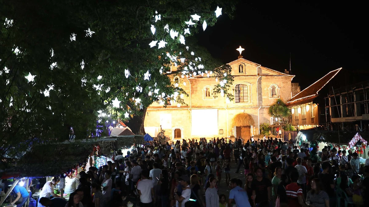Simbang Gabiの夜、教会前に集まる人々
