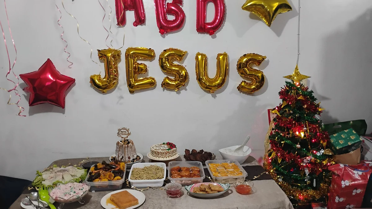Noche Buenaの食卓と「HBD JESUS」のバルーン