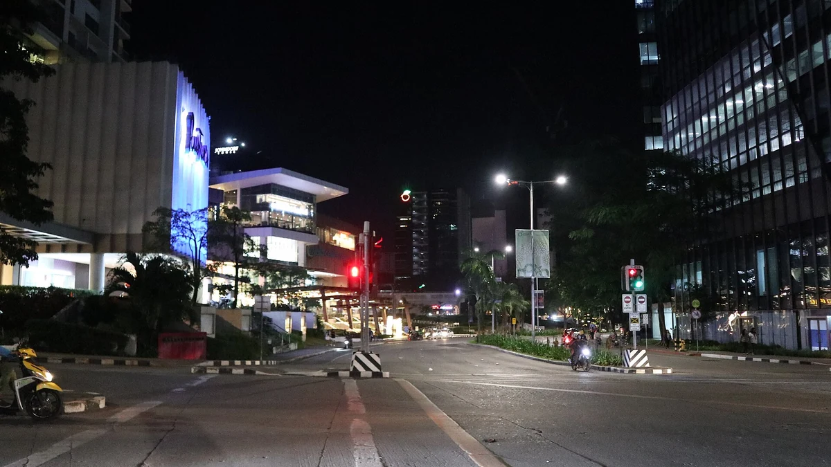 夜のアヤラ周辺の交差点とビル