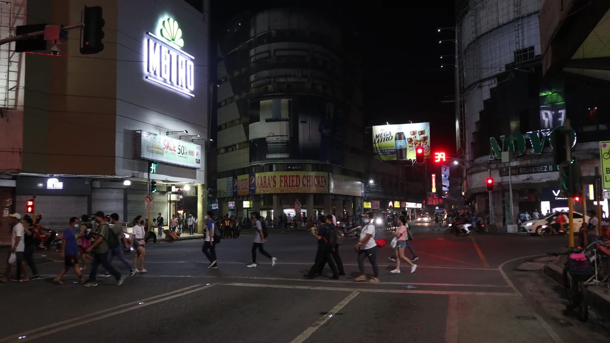 夜のダウンタウン・セブの繁華街と人通り