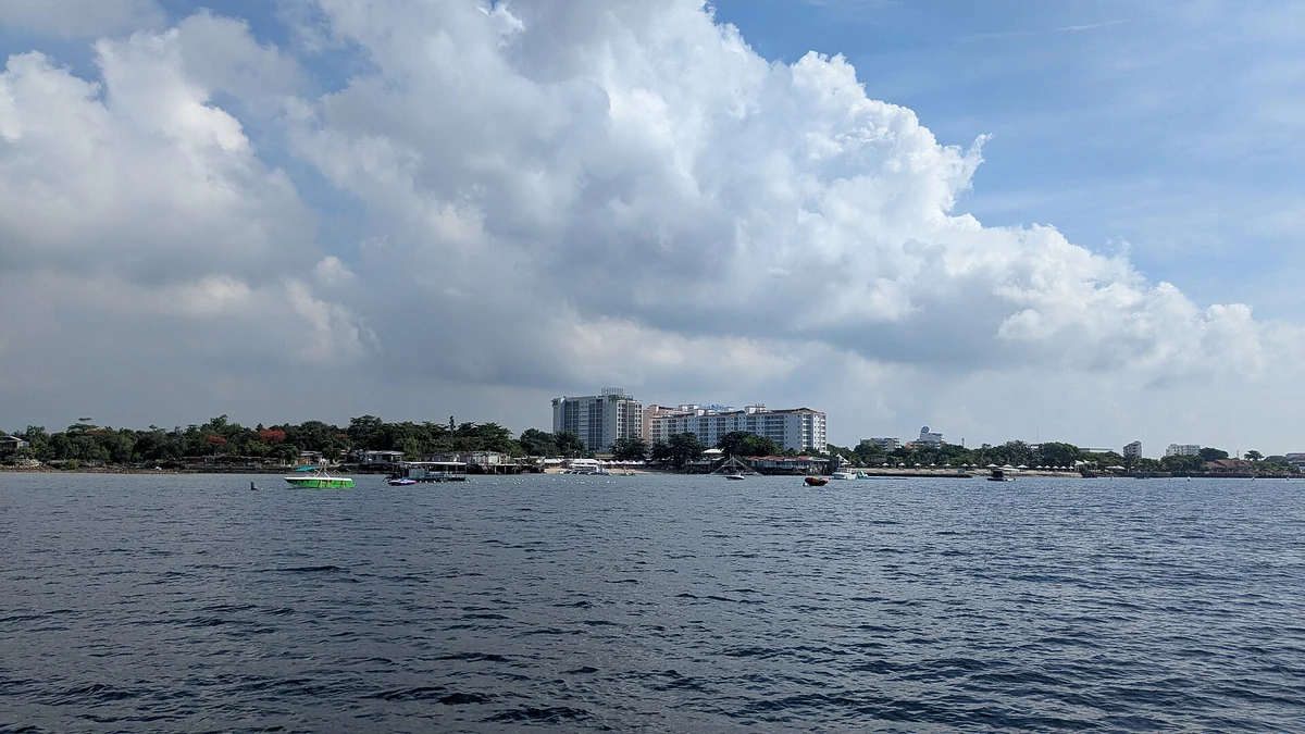 海上から見たLapu-Lapu City