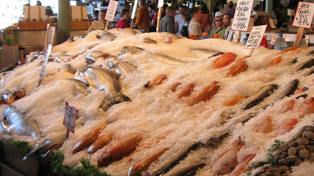 魚市場で氷の上に並ぶ鮮魚