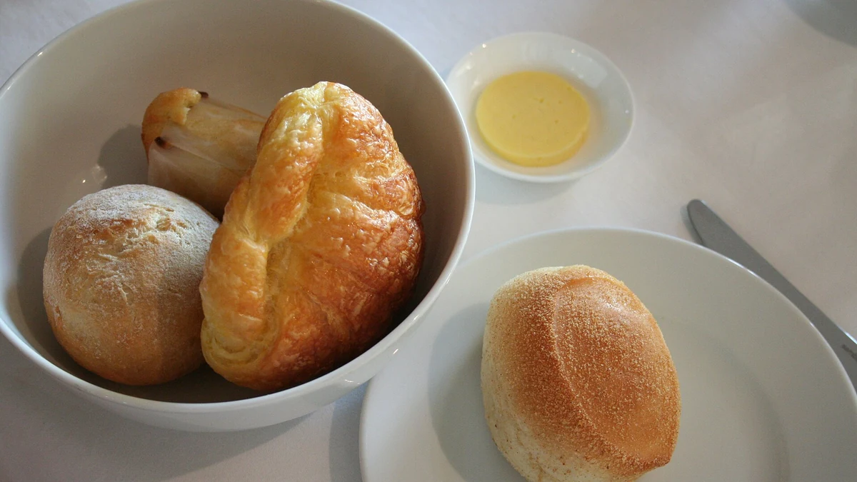 袋に入った焼き上がりのPandesal