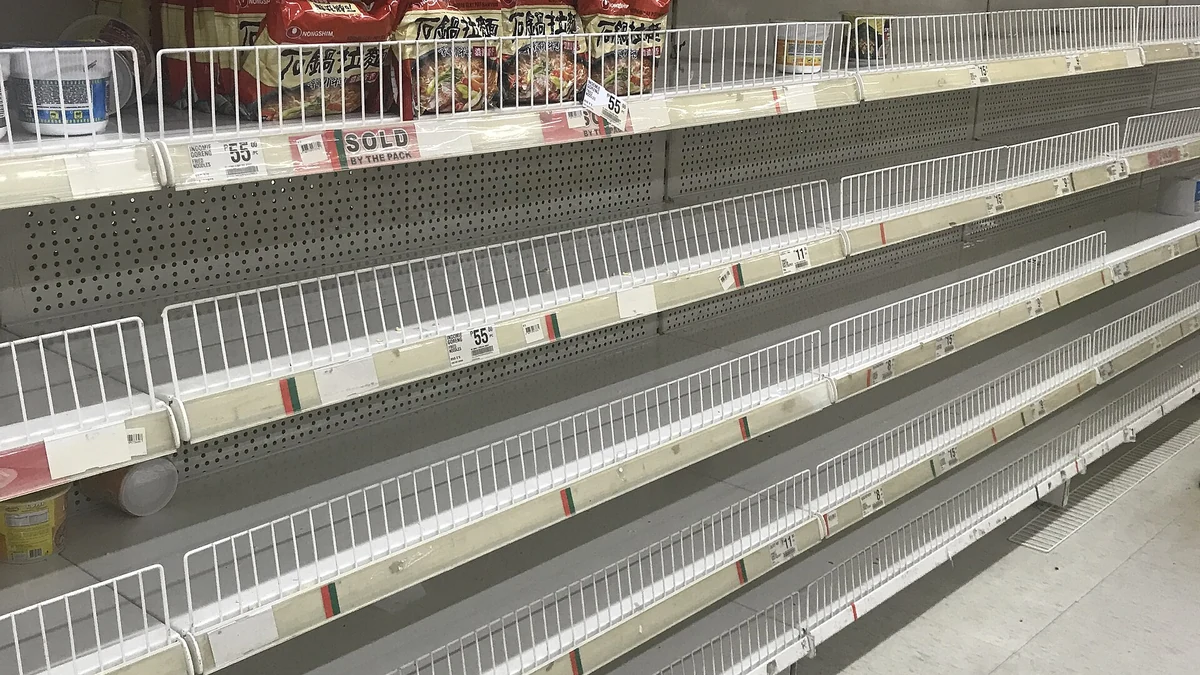 フィリピンのSupermarketで補充前の棚を確認する場面
