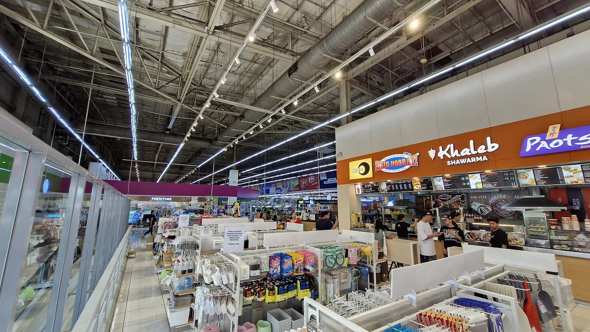 フィリピンの大型Supermarketの売場と商品棚