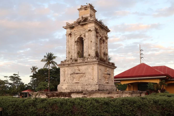 Mactan Shrine（Lapu-Lapu City）のMagellan記念碑