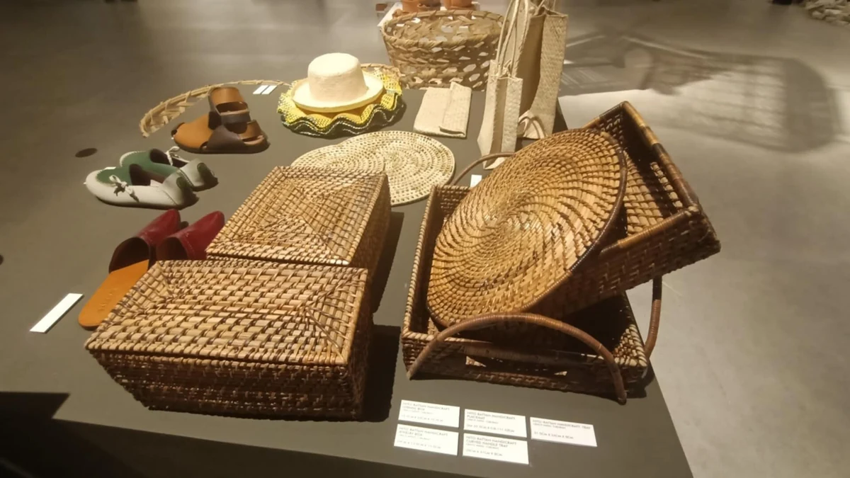 RattanとNitoで作られたバッグ・帽子・サンダルの展示