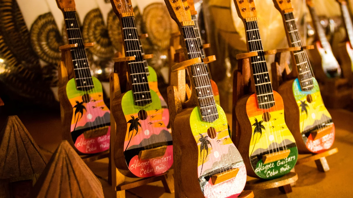 Alegre Guitar Factoryのカラフルなミニギター