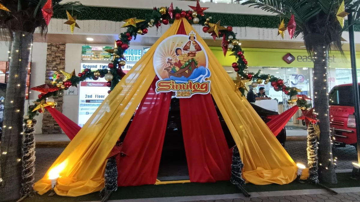 モール入口のSinulogの装飾(Cebu)