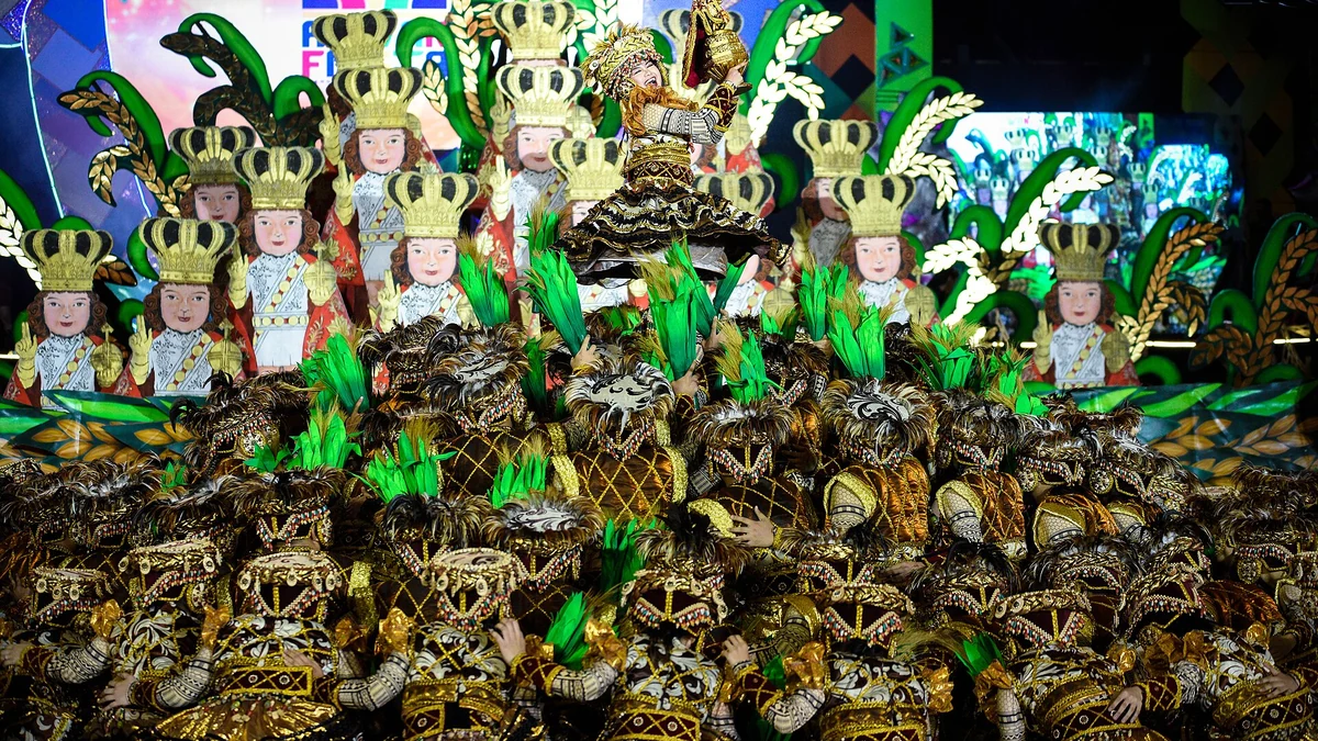 Sinulogのダンサーと山車(Cebu City)
