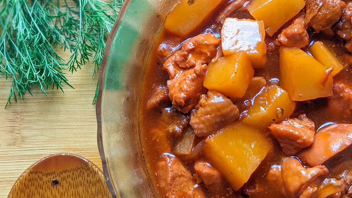 Pork Menudo(フィエスタで供される料理の一例)