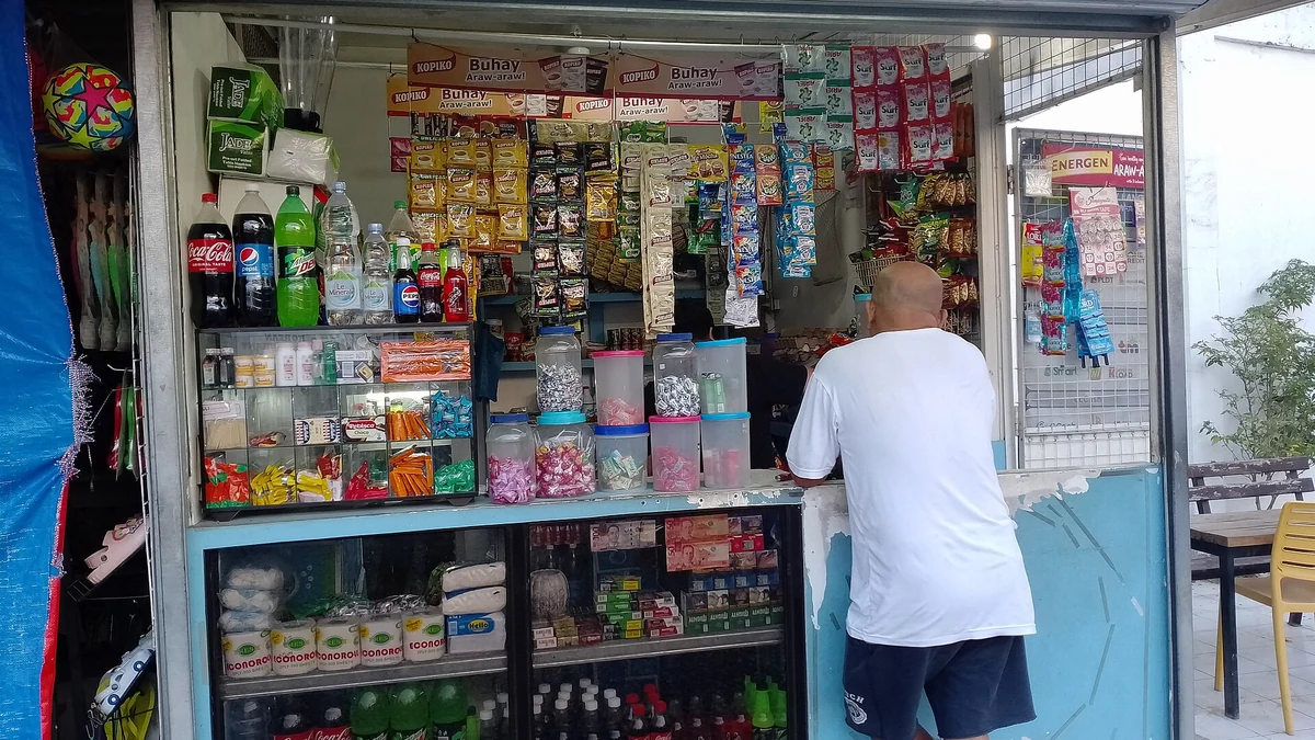 商品が並ぶSari-Sari Storeのカウンター(Mandaue City)
