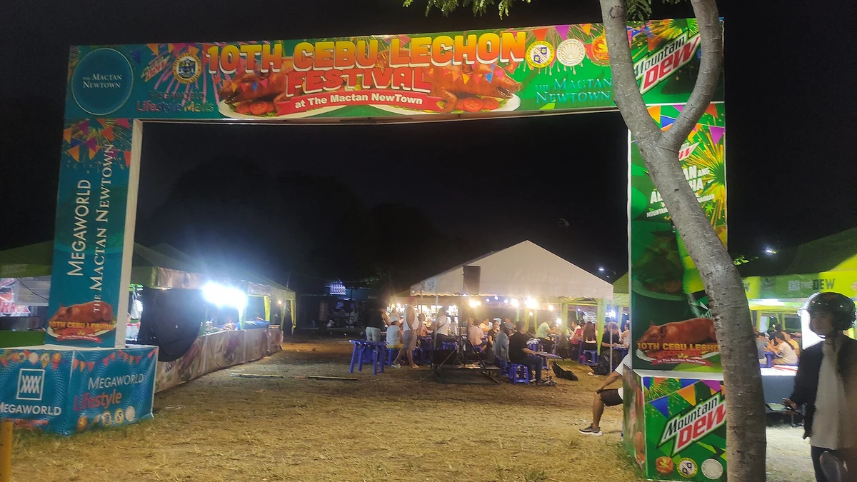 Mactan Newtownで開かれたCebu Lechon Festivalの入口