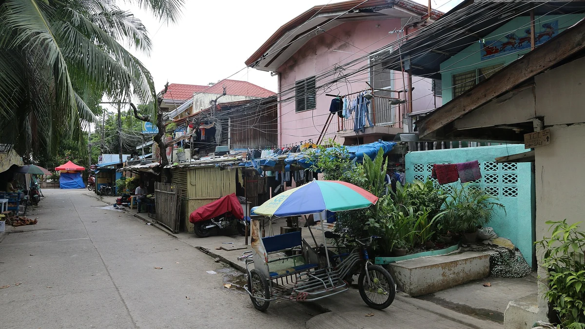 Talisay(Cebu)の路地を走るTricycle