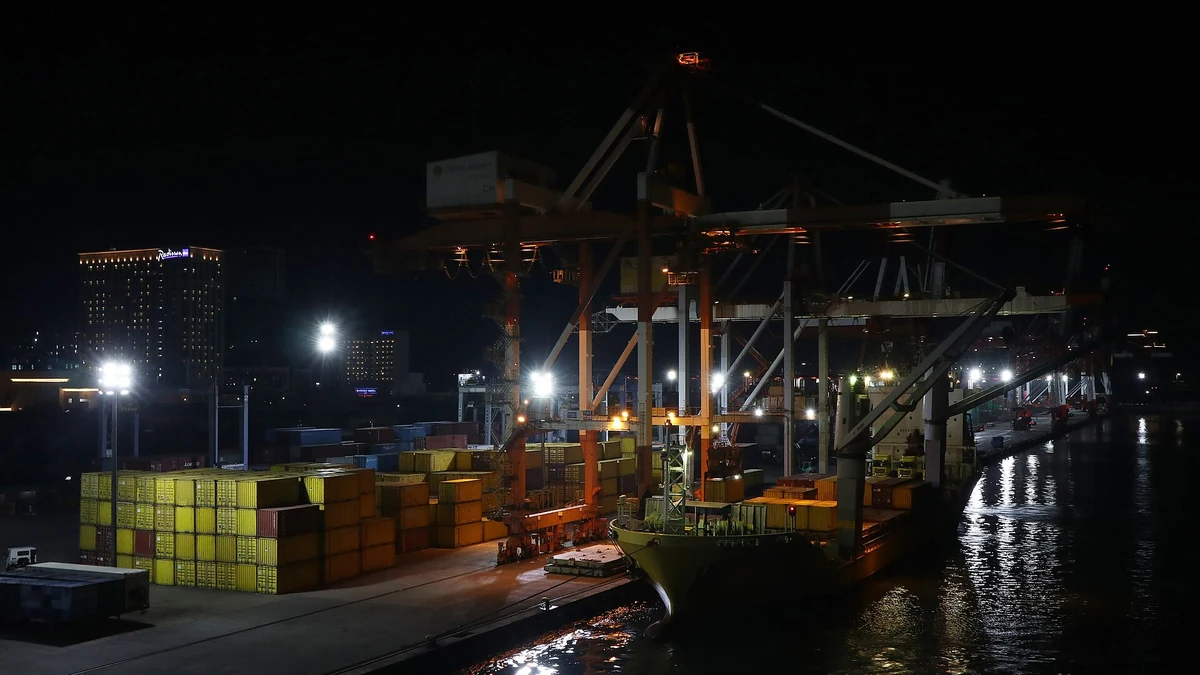 夜のCebu Port Pier 6のクレーンとコンテナ