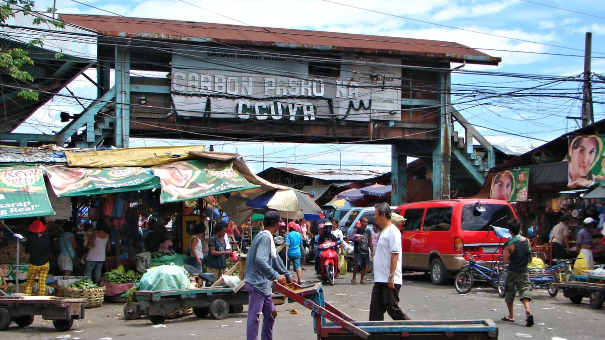買い物客でにぎわうCebu CityのCarbon Market