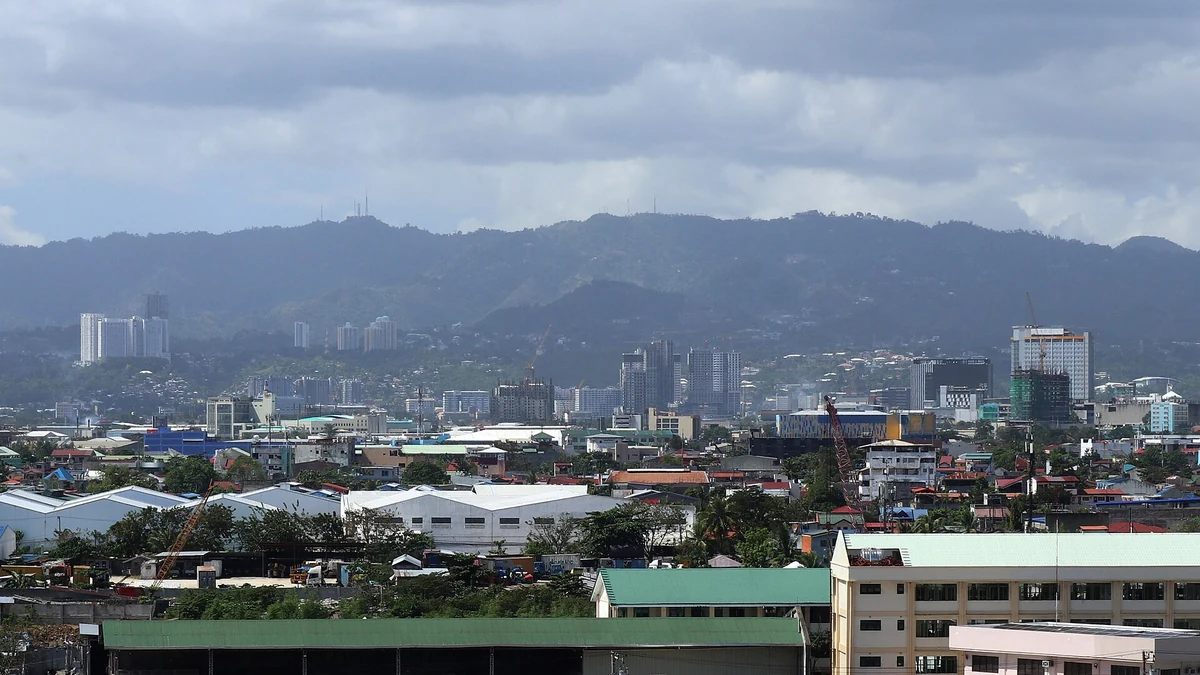 Busayの山並みを背景にしたMandaue Cityの街並み