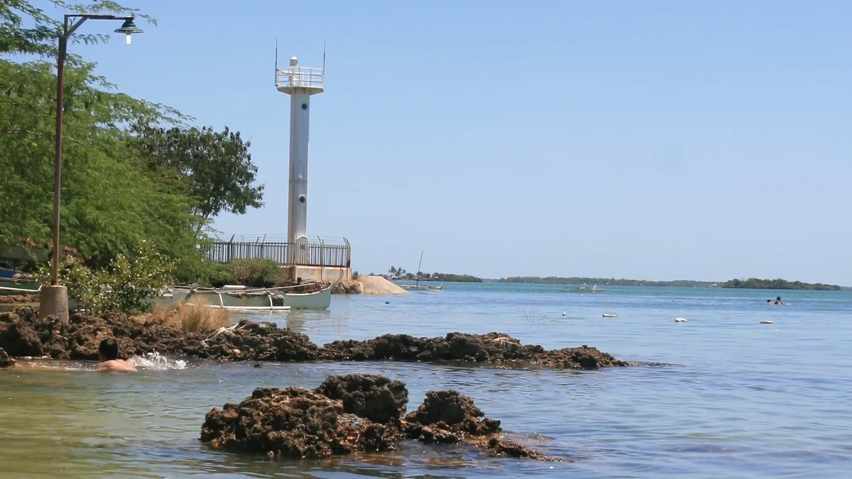 Cebu北部の島の灯台と海岸