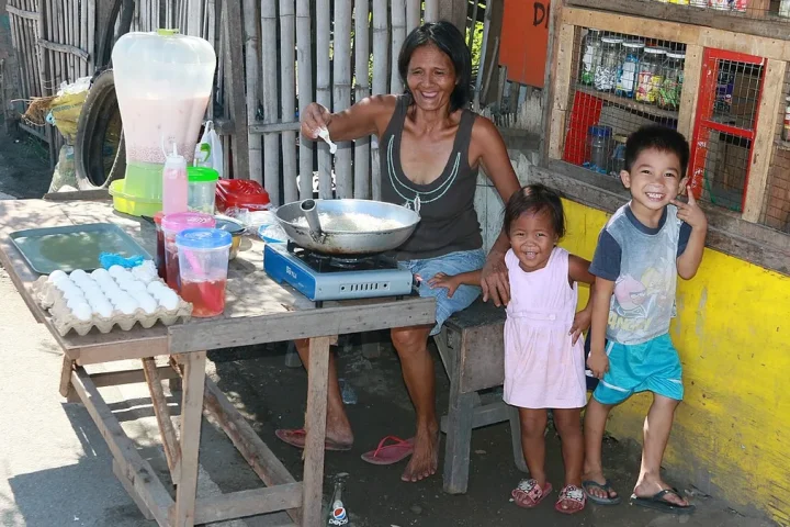 Talisay（Cebu）の路上の小さな店と店番の家族