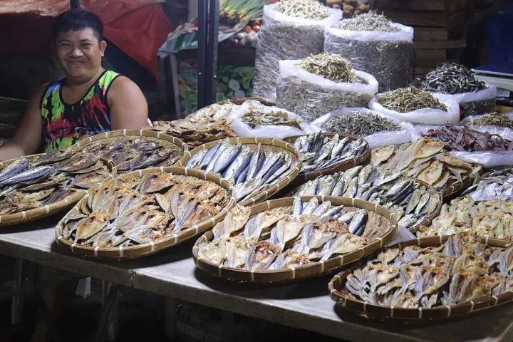 Carbon Market（Cebu City）の干物売り場の店主