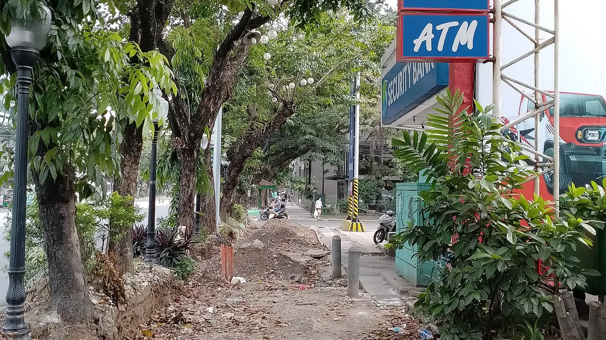 街路樹が続くOsmeña Boulevard(Cebu City)の歩道
