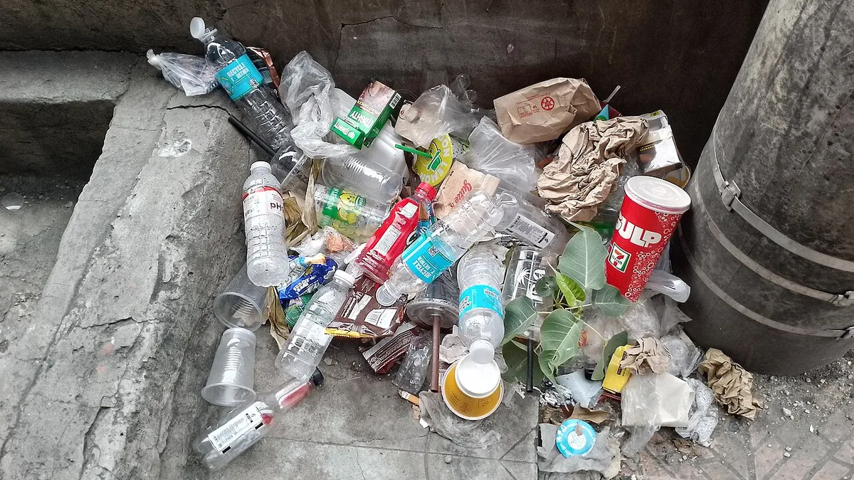 Sanciangko Street(Cebu City)の歩道に置かれたごみ